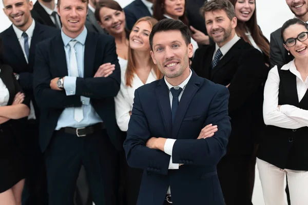 Líder em pé na frente de uma grande equipe de negócios — Fotografia de Stock