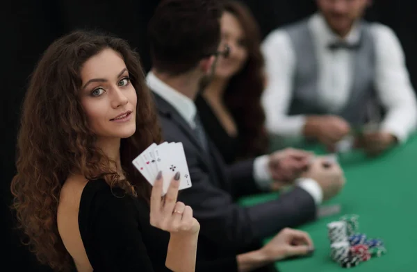 Beautiful woman showing a combination of four aces. — Stock Photo, Image