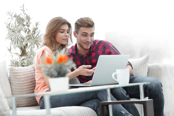 Молодая женщина показывает важную информацию своему парню на экране ноутбука — стоковое фото