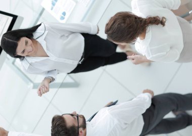 şirket çalışanları ofiste konuşuyorsun.