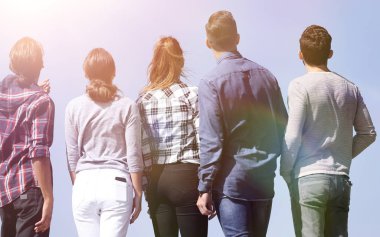 arka view.a bir grup genç insan kopya alanı seyir