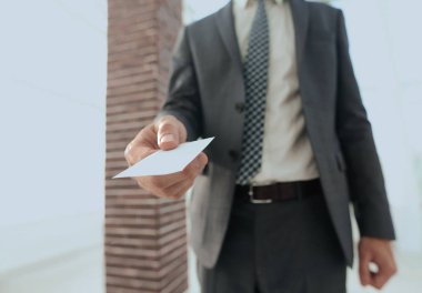 Bir kart veren işadamı. Yakın çekim fotoğraf loft Office