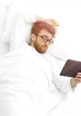 arka plan görüntüsü. modern insan dijital tablet üzerinde okuma.
