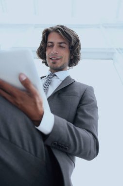 portre .businessman tablet üzerinde çalışan.