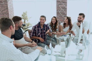 yaratıcı ekibi oturan iş sorunları tartışıyor