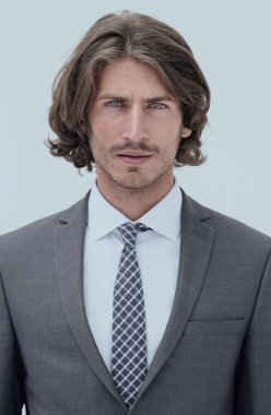 Takım elbise ve kravat şık genç adam