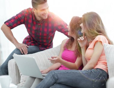 söz, kanepede oturan öğrencilerin grup.