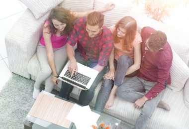 Dizüstü bilgisayarı olan bir grup arkadaş videoyu tartışıyorlar.