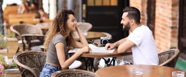 Cafe kahve zevk içinde oturan güzel sevgi dolu Çift