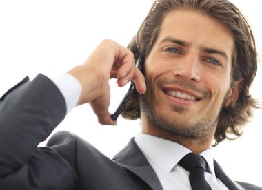 iş adamı rahat bir sandalyede otururken Smartphone'da konuşuyor.