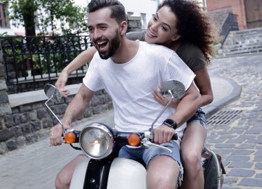 Genç çift sürme motosiklet City