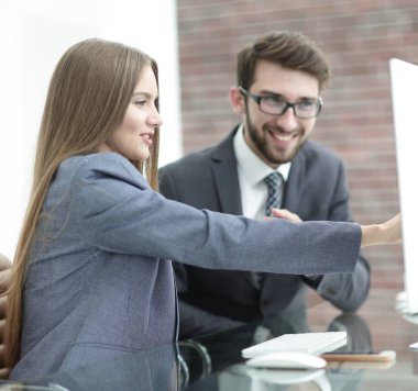 bir bilgisayardaki bilgilere tartışırken iş arkadaşları