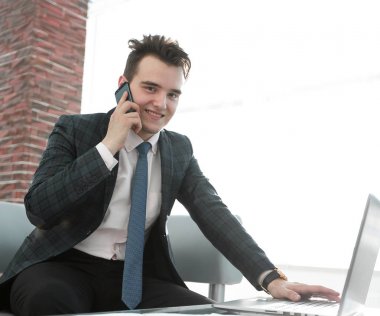 yaratıcı ofisinde çalışan iş adamı