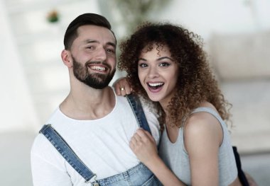 Yeni bir evde duran mutlu genç insanlar