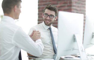 Modern bir ofiste el sıkışma müdürü ve müşterisi