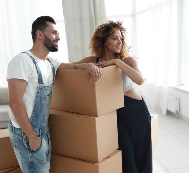 yeni bir eve taşırken kutuları yanında çift durduğunu