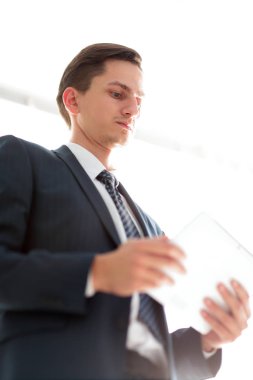 Kendine güvenen genç işadamı elbiseli tablet kullanma