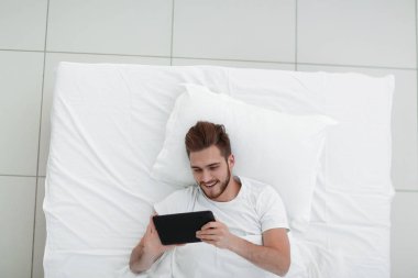 En iyi view.young adam dijital bir tablete yazma