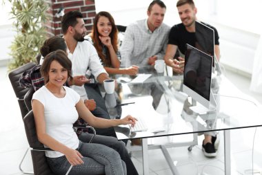 Grup genç çalışanların fikirleri tartışmak