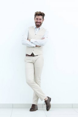 Çapraz elleri olan şık bir adamın tam boy portresi.