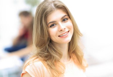 başarılı öğrenci kızlar arka planda sınıf