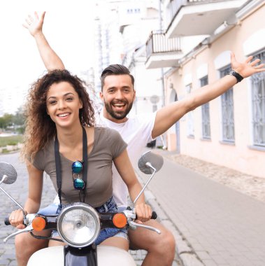 Çift sürme motosiklet eski şehir sokak.