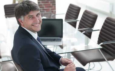 gülümseyen Yöneticisi Toplantı salonunun içinde çalışma masası, oturma.