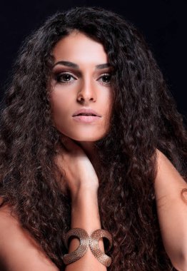 Kadın modeli uzun parlak dalgalı saç modeli ile.