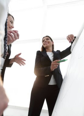 flipchart üzerinde bir marker ile işaret iş kadını