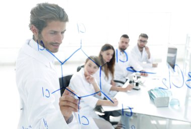 şeffaf yönetim kurulu ile görüntüleyin. bir bilim adamı bir raporu yapar.