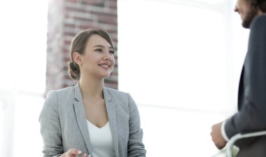 bir erkek ve bir kadın ofiste rahat konuşma