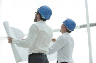 arka view.architect ve boş ekrana bakarak Oluşturucu