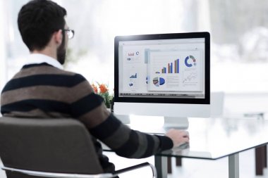 bilgisayar masasında grafiklerde analiz işadamı