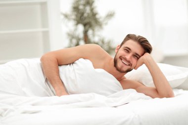 başarılı erkeğin evinde dinleniyor.