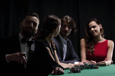 casino poker oyununda üzerinden seyir puro olan adam