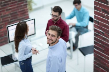 İş adamları modern o toplantıda, bir şey tartışmak