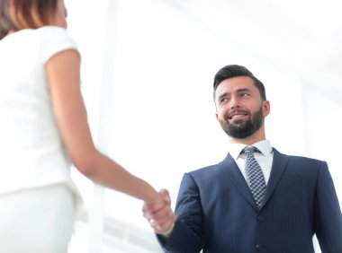 İş ortaklarının el sıkışması