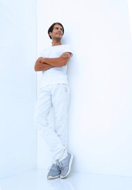 duvara yaslanmış bir dalgın adam arka plan görüntüsü