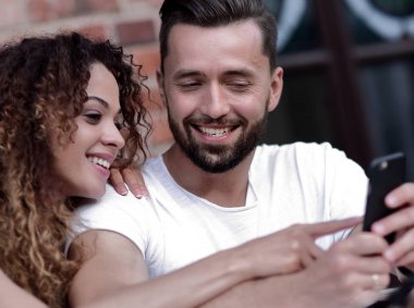 Güzel bir çift kahve içiyor, birlikte eğleniyorlar..