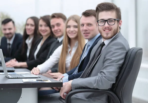 Équipe d'affaires assis au bureau dans la salle de conférence — Photo