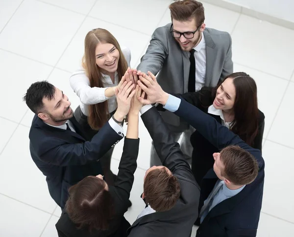 Primo piano. gioioso business team con le mani giunte insieme — Foto Stock