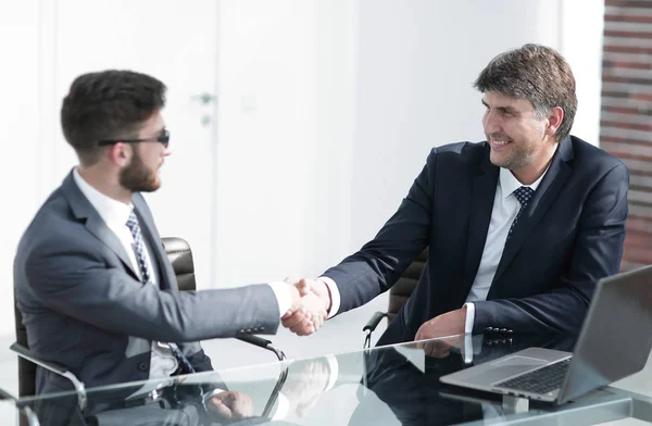 Dos colegas de negocios estrechando la mano durante la reunión — Foto de Stock