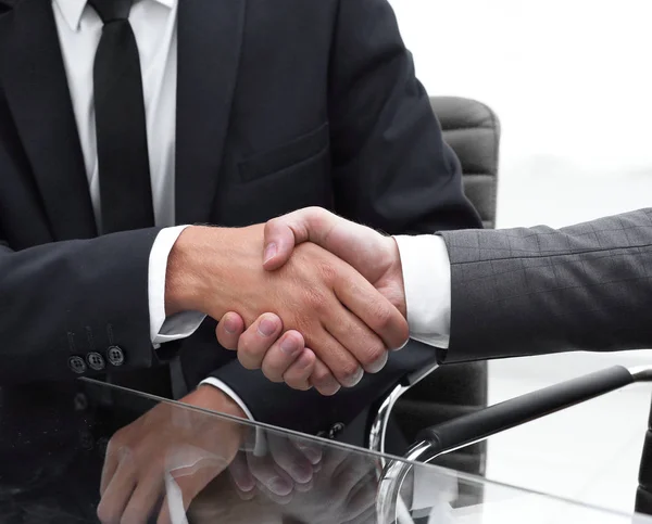Kézfogás megbízható partnereket az office. — Stock Fotó