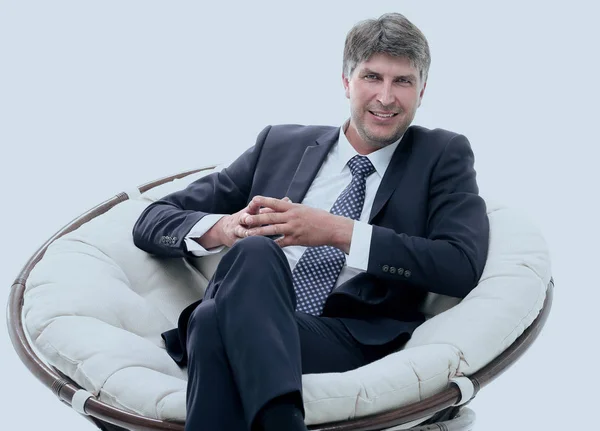El exitoso hombre de negocios se sienta en una silla suave y cómoda . — Foto de Stock