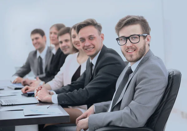 Uomo d'affari e team aziendale sul posto di lavoro — Foto Stock