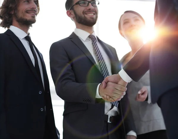 Bedrijfsleider schudden van handen met de investeerder — Stockfoto