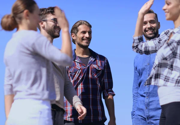 Amigos estudiantes dándose unos a otros una alta cinco . — Foto de Stock