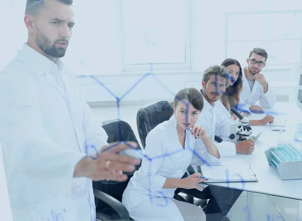 Por detrás do vidro. um cientista perto do quadro no laboratório . — Fotografia de Stock