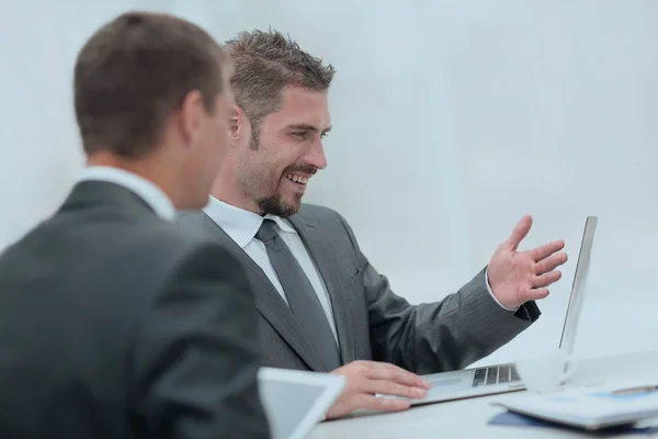 Primi piani. Colleghi d'affari che discutono questioni di lavoro — Foto Stock