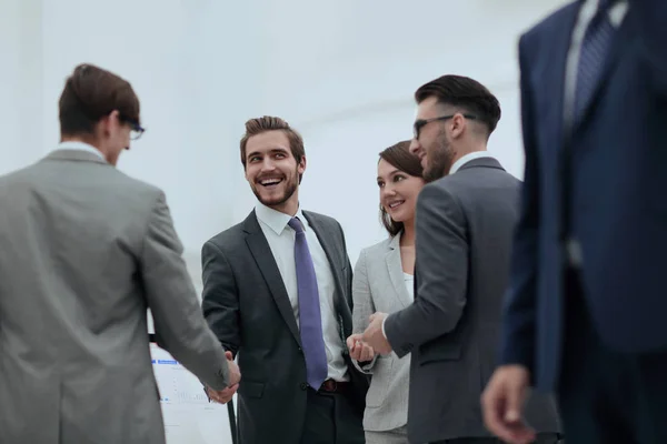 Jóvenes confiados, apretón de manos y sonrisa — Foto de Stock